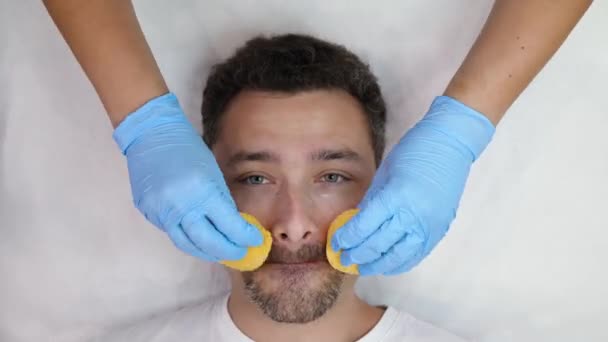 Косметолог миє чоловіче обличчя — стокове відео