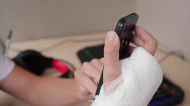 Oyuncular telefon kullanıyor.