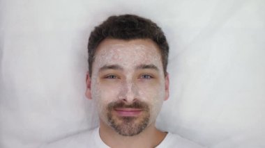 Duygusal sakallı adam