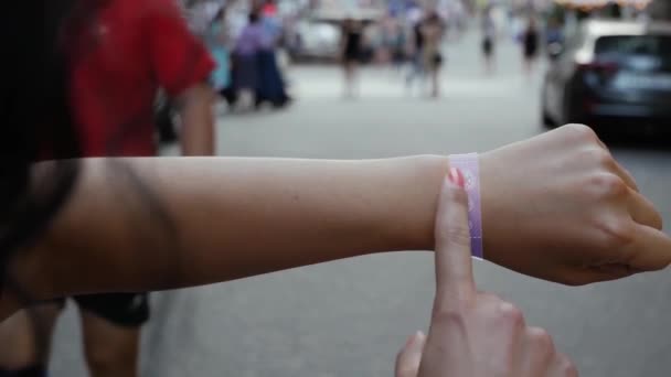 Weibliche Hand aktiviert Hologramm Internet-Banking — Stockvideo