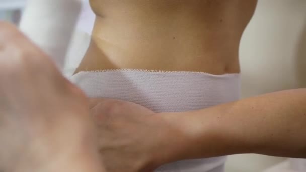 Процедура обгортання тіла — стокове відео