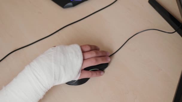 Hand in cast maakt gebruik van muis — Stockvideo