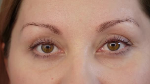 Hermosos ojos se ven rectos — Vídeo de stock