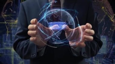 Erkek eller hologram robot elektrik süpürgesini çalıştırır.