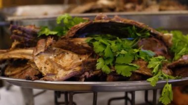 Tabakta kızarmış pirzola