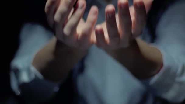 Женские руки показывают голографические препараты в бутылке — стоковое видео