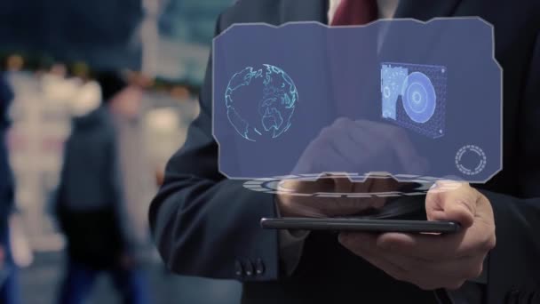 ビジネスマンはホログラムHDDディスクを使用しています — ストック動画