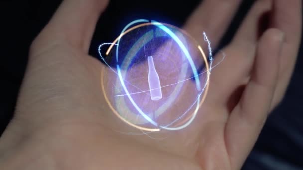 Garrafa de vidro em uma mão feminina — Vídeo de Stock