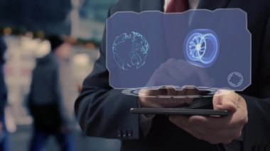 İşadamı hologram döner araba tekerleği kullanıyor