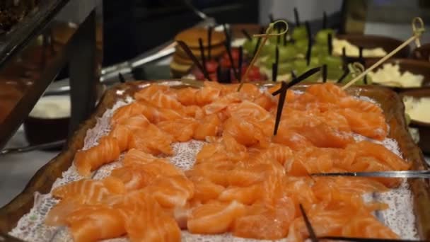 Trozos de salmón en un plato — Vídeos de Stock