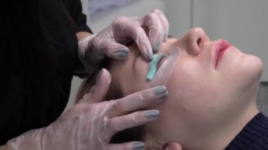 Göz altında yamalar uygular