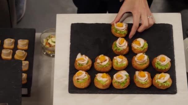 Mesa de banquete con aperitivos — Vídeos de Stock