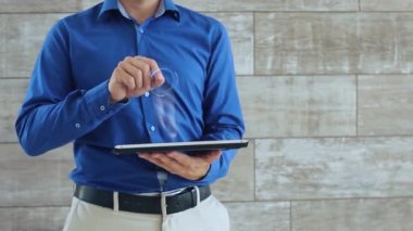 Adam hologram metin Deposu kullanıyor