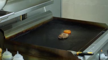 Lezzetli bir et pirzolası pişiriyorum.