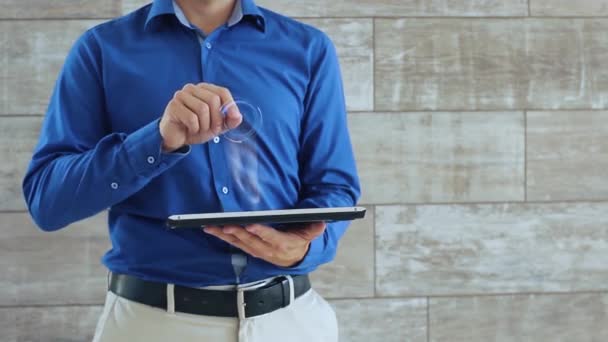 Hombre utiliza holograma iniciativa de texto — Vídeo de stock