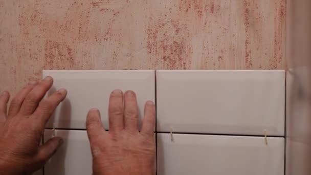 Položení dlaždic na koupelnu — Stock video