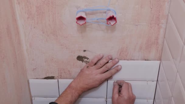 Colocación de azulejos en el baño — Vídeos de Stock