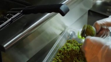 Falafel topları kızarıyor.