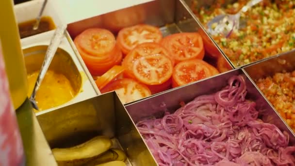 Ingrediënten voor het koken van fastfood — Stockvideo