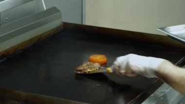 Lezzetli bir et pirzolası pişiriyorum.