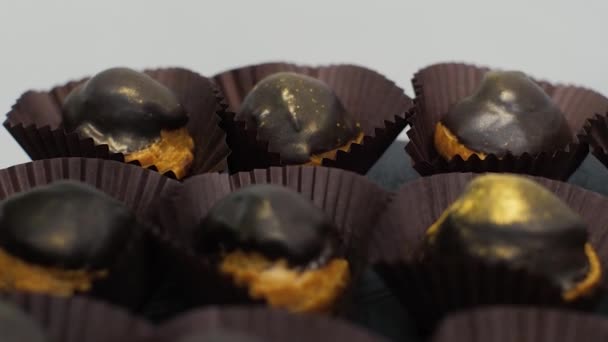 Eclairs bolo de cobertura de chocolate — Vídeo de Stock