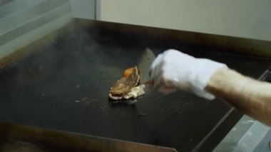 Lezzetli bir et pirzolası pişiriyorum.