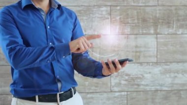 Adam HUD metin önerilerini etkinleştirir