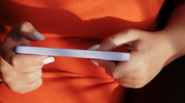 Eller oyun telefonu oynar