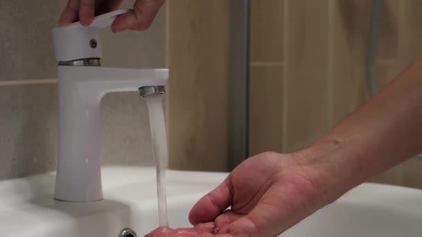 Mytí mužských rukou — Stock video