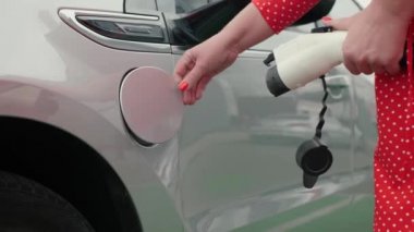 Kadın elleri kabloda takılıyor