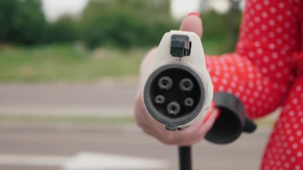 Mains féminines branchant le câble — Video