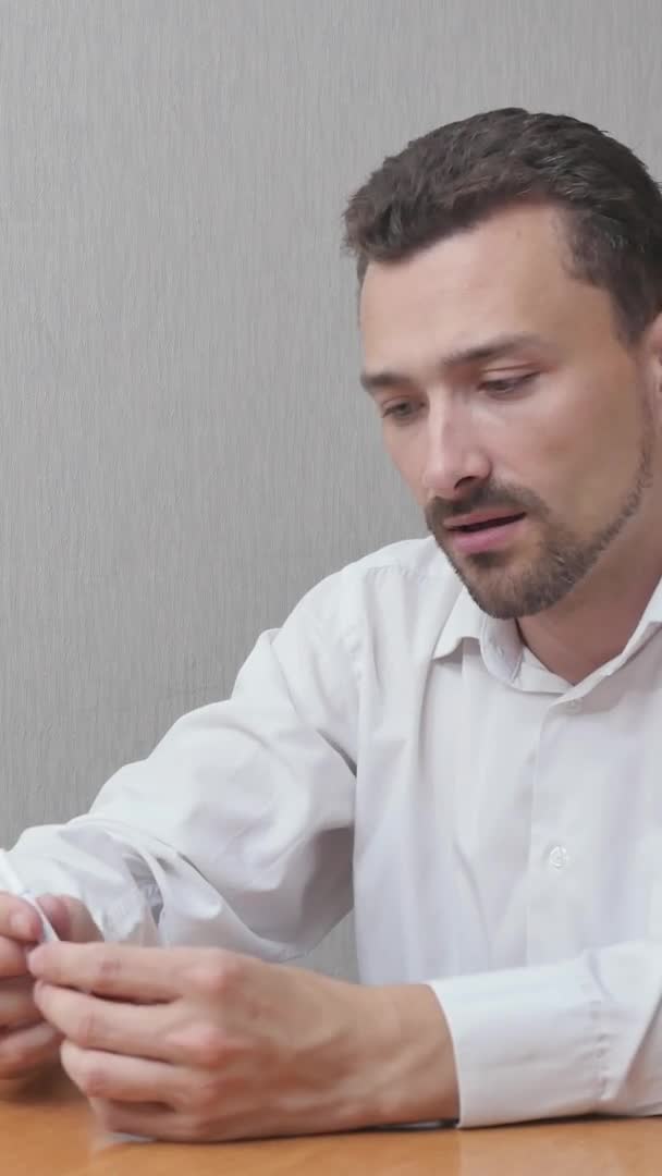 Vertical video of man breaks cigarette — Stock Video