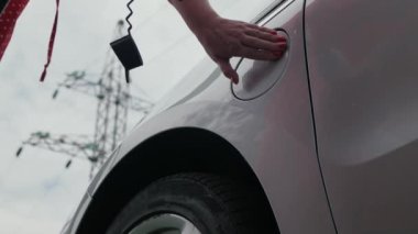 Kadın elleri kabloda takılıyor