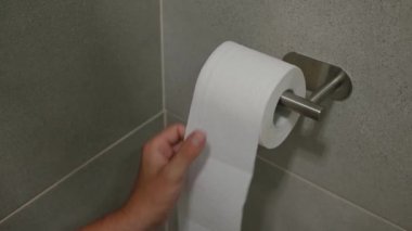 Elle tuvalet kağıdı almak