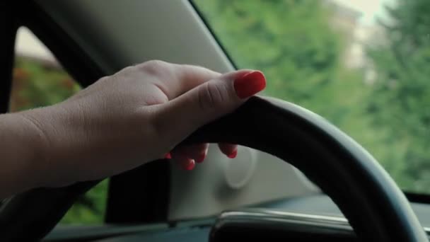 Femme voiture conduite à la main — Video