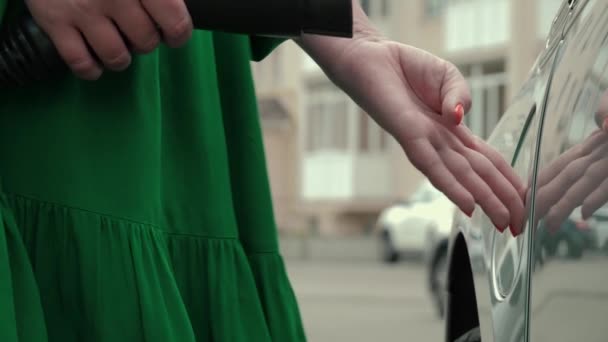 Vrouwelijke handen pluggen in kabel — Stockvideo
