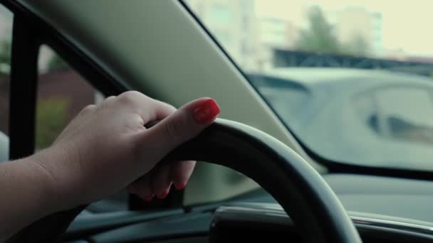 Kvinnlig hand enhet bil — Stockvideo
