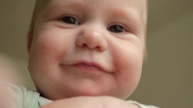 Kesinlikle çok hoş bir bebek, neşeli ifadeler sergiliyor ve kalbi ısıtan ilginç bir oyun sergiliyor. Bu da onu aile anları ya da bebek içeriği için mükemmel kılıyor.