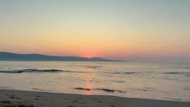Huzurlu kıyı manzarası. Doğayla birlikte sakin bir okyanus sahnesi. Yumuşak dalgalar ve doğal manzaralı sakin bir deniz manzarası. Rahatlatıcı gün doğumu manzarası okyanus dingin aktiviteler ve manzarayla tamamlanmış, zaman ayarlı
