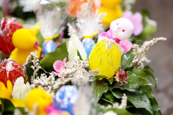 Ostereier mit Blumen arrangiert — Stockfoto