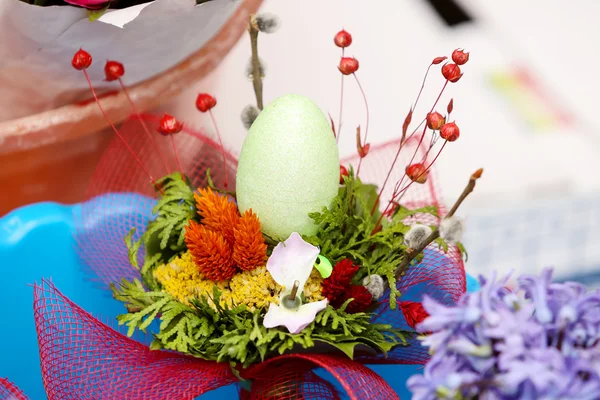 Цветочные договоренности с пасхальным яйцом — стоковое фото