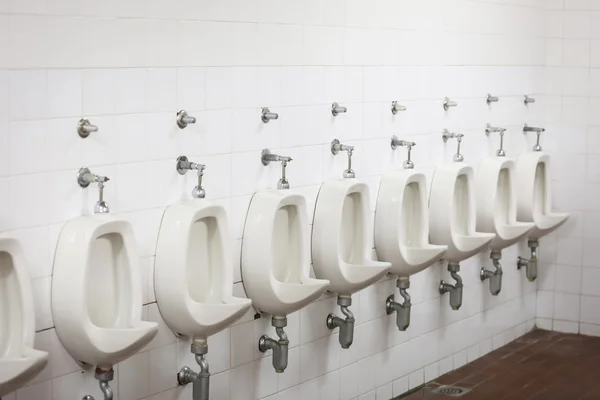 Urinais em banheiro público — Fotografia de Stock