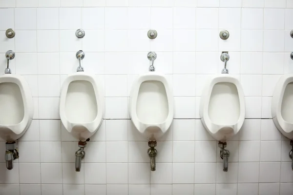 Fila de urinarios en el inodoro — Foto de Stock