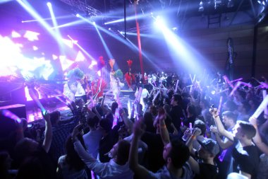 La Fiesta sahne hissi parti tarafından