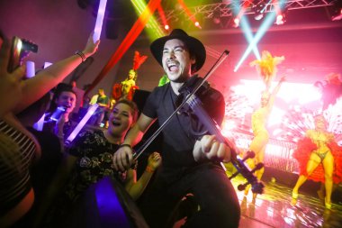 La Fiesta sahne hissi parti tarafından