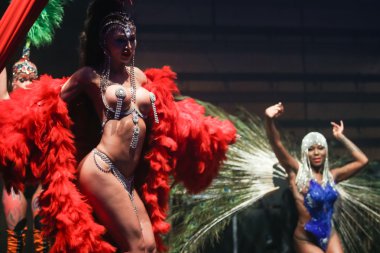 La Fiesta sahne hissi parti tarafından