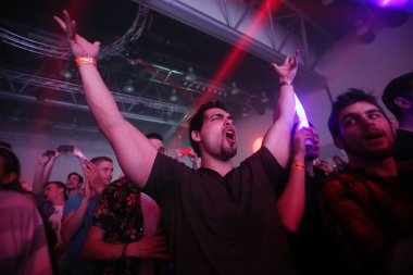 La Fiesta sahne hissi parti tarafından