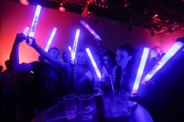 La Fiesta sahne hissi parti tarafından
