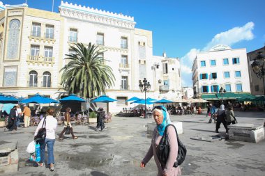 Tunis'te yürüyen insanlar