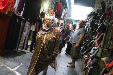 Medine'de yürüyen insanlar